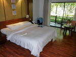 Hotel-Strand Unser Hotelzimmer im Hotel Katathani Beach das Bett (TH).